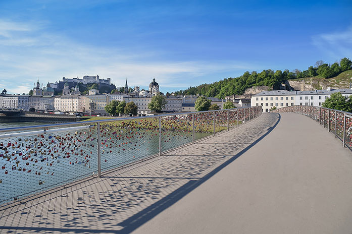 Hochzeitsfotos von Ihrem Hochzeitsfotograf auf Salzburgs Makartsteg der zur bekannten Liebesbrücke wurde.