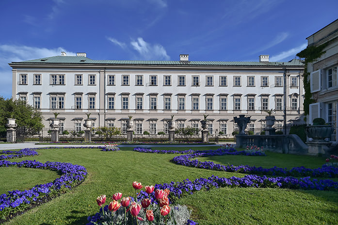 Der Schlossgarten vom Schloss Mirabell als Kulisse fehlt auf keinem Hochzeitsfoto. Der Hochzeitsfotograf für Salzburg bietet Hochzeitsfotos zum Festpreis an. Es gibt also keine versteckten Folgekosten, Sie erhalten alle Fotos!