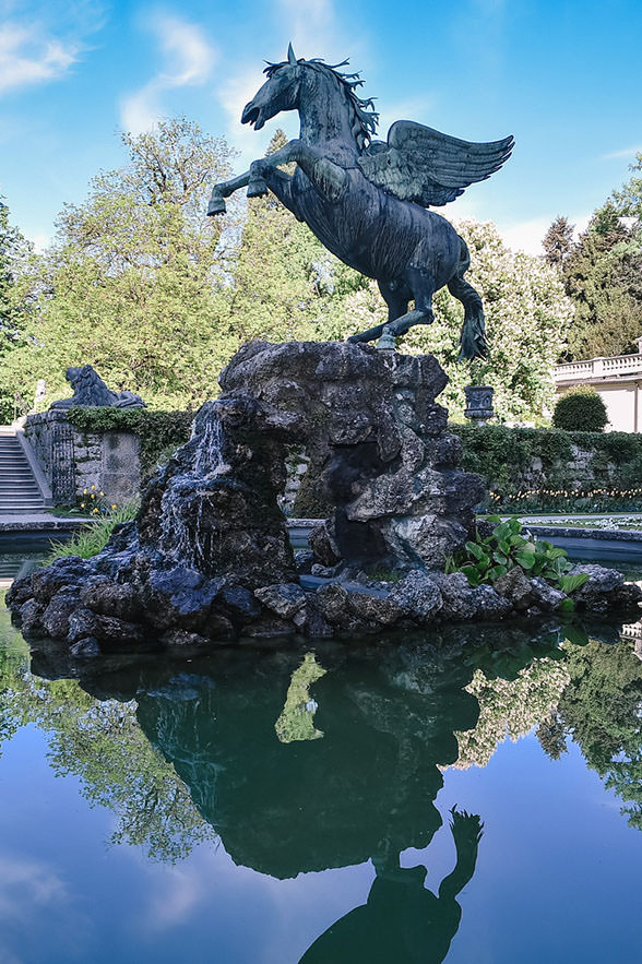 Romantic & modern wedding photos in Salzburg makes the wedding photographer for Salzburg! 'Pegasus (Do-Re-Mi) Fountain'