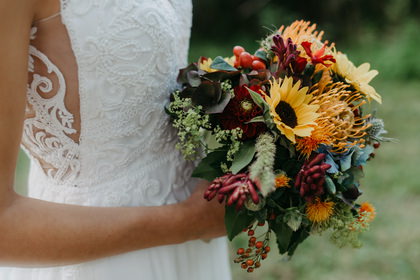 Der Hochzeitsfotograf fotografiert auch alle Details wie zB. Den Brautstrauß. - 